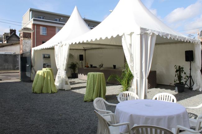 Tente dans le jardin de cette nouvelle agence de Colas Normandie